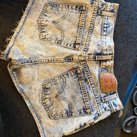 SOLD Levi jean shorts, both size 4, vintage style, no damage - Picture 5 of 7